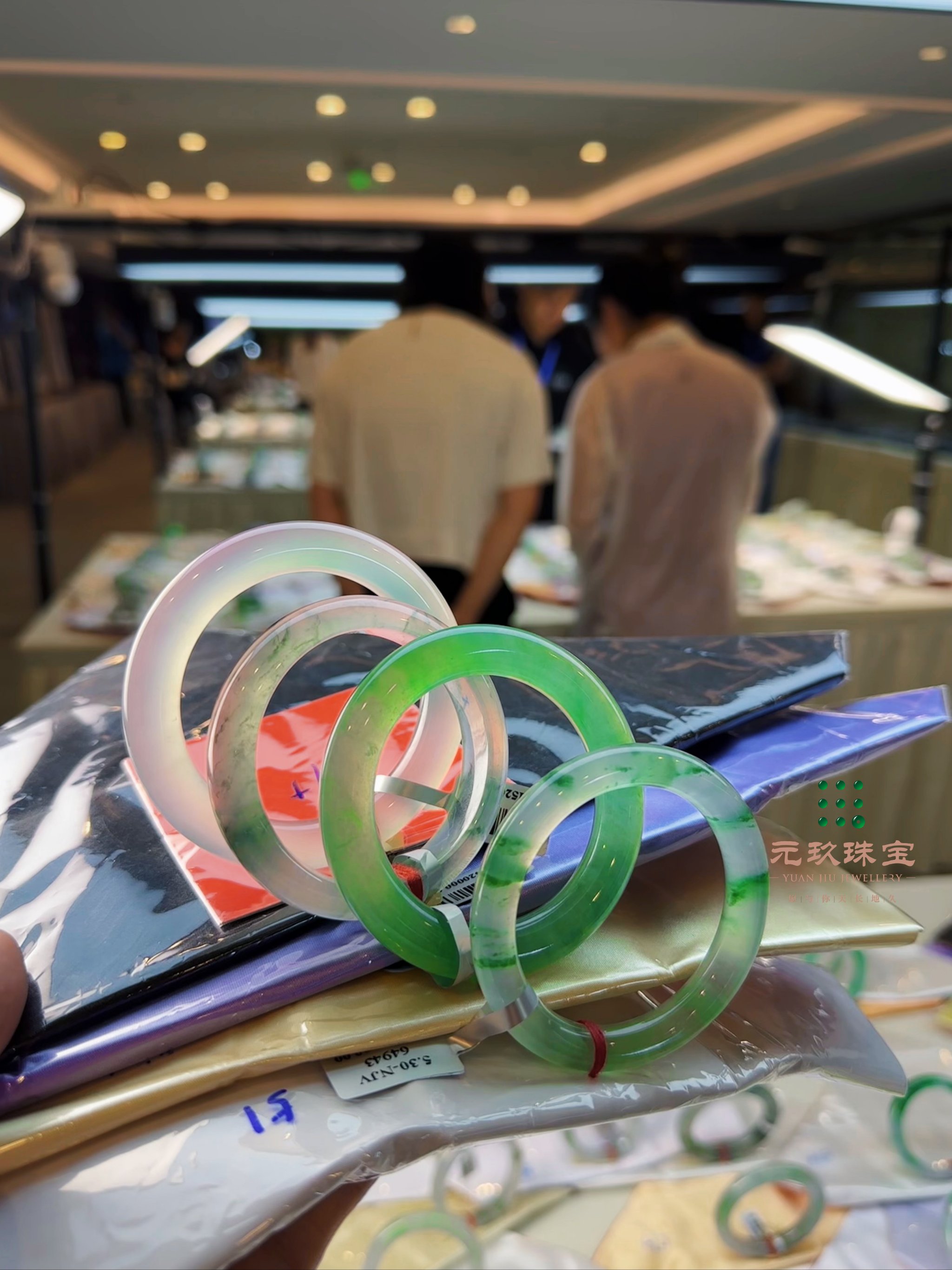 翡翠手镯 融合天然之美与工艺之精的珠宝首饰开发与销售