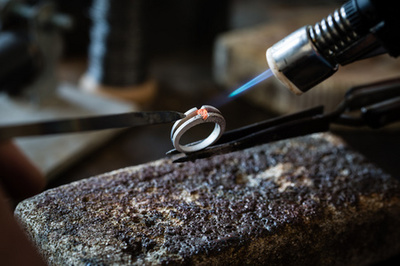 废弃工厂中的珠宝首饰 摄图新视界的创新开发与销售策略